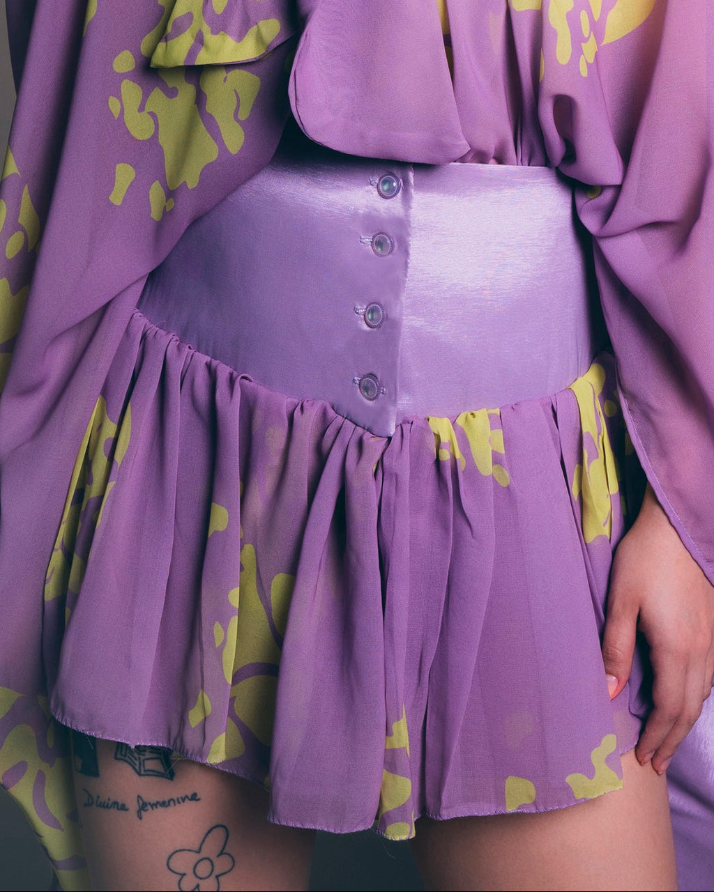 Detalle de tafeta estructurada y bolados en chiffon del Short Bluff Bloomers.
