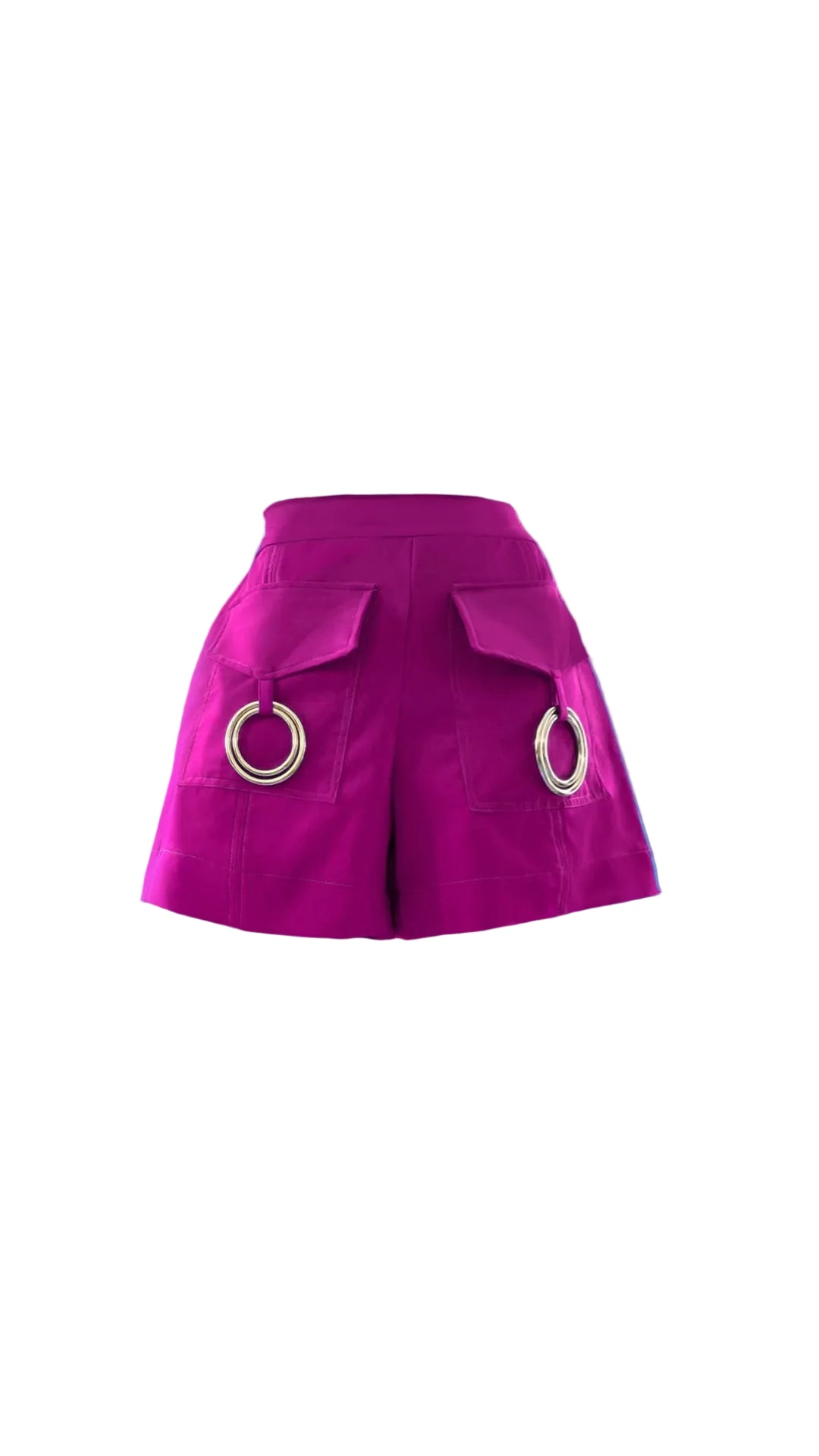 Short fucsia de noche con argollas metálicas en acero inoxidable vista frontal