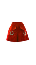 Short rojo de noche con argollas metálicas en acero inoxidable vista frontal