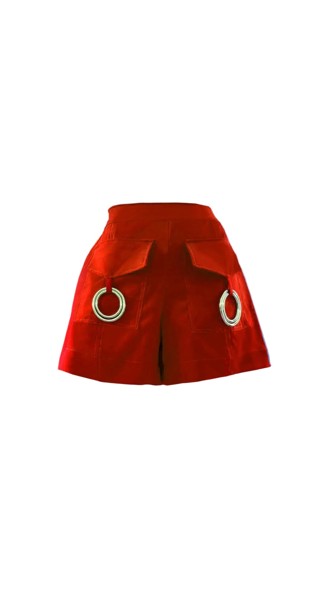 Short rojo de noche con argollas metálicas en acero inoxidable vista frontal
